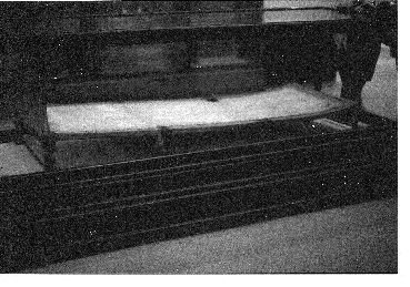 トゥトアンクアメン王の折り畳み式寝台全体写真 97k
